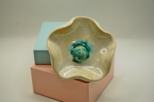 Broszka ceramiczna perłowy Kwiat - niebieski Ceramiczności