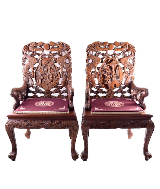 fotele Para chińskich rzeźbionych foteli w smoki styl Qing IIpoł XX w 107x65x55 cm