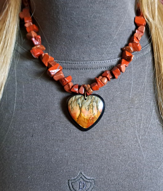 korale Elegancki naszyjnik z piasku pustyni z sercem z jaspisu unikat handmade