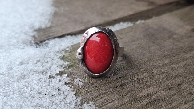 pierścionki - różne W czerwieni - pierścionek regulowany