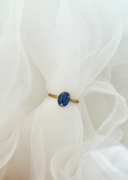 pierścionek z żywicy Piękny i subtelny pierścionek owalny z niezapominajką