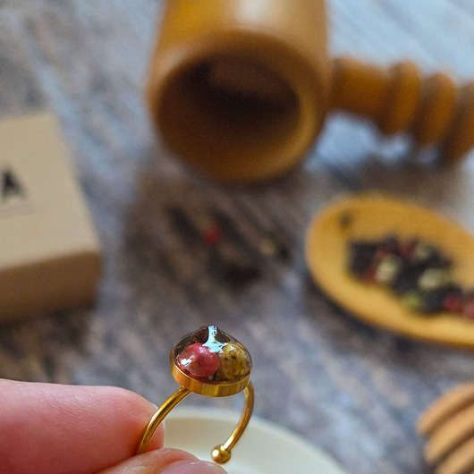 pierścionek z żywicy Pierścionek z pieprzem