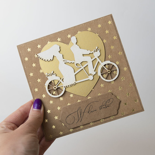 zaproszenia i kartki na ślub Kartka ślubna z parą młodą na rowerze