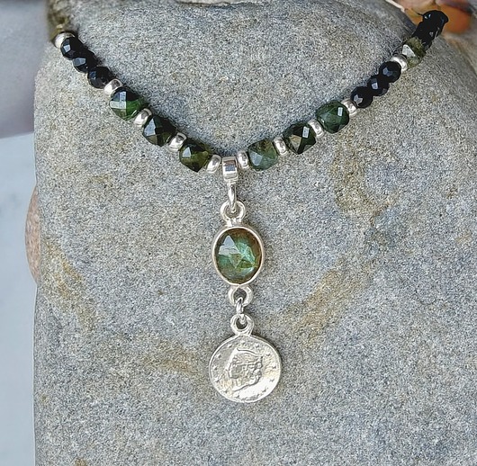 srebrne naszyjniki Nastrojowy naszyjnik z turmalinów z zawieszką, srebrny