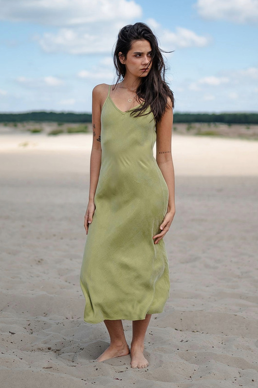 sukienki midi damskie Długa sukienka w stylu bieliźnianym (slip dress), PERFECT PEAR