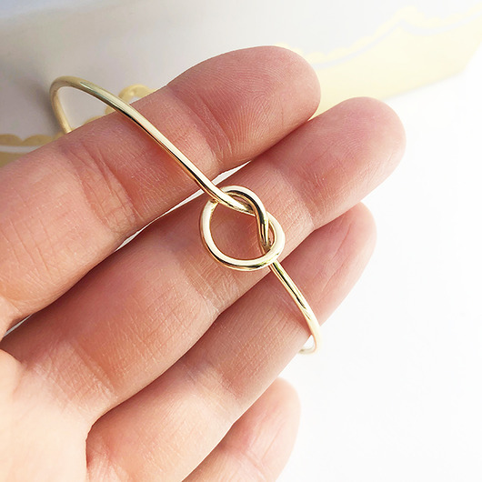 złota bransoletka z węzłem, bangle Anemon Atelier