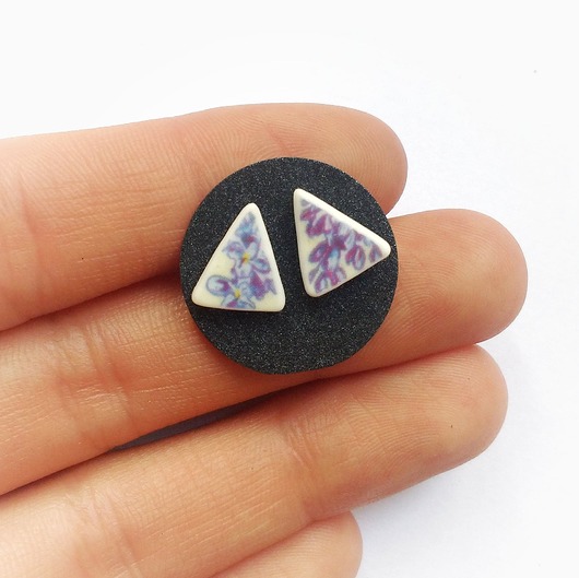 Kolczyki ceramiczne lawendowe trójkąciki biżuteria z talerzy