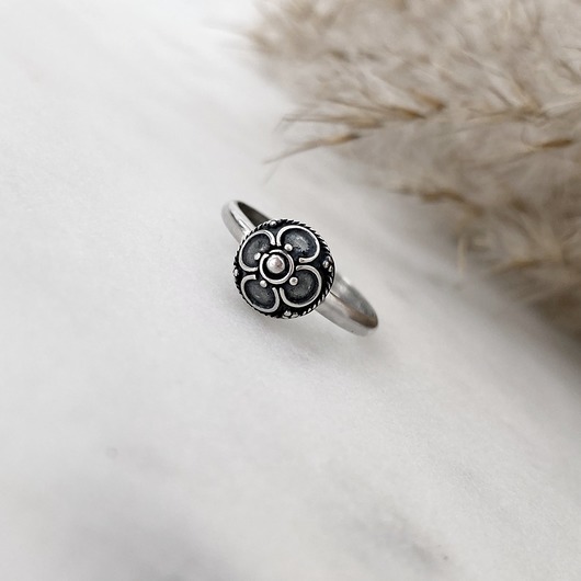 pierścionki srebrne Srebrny pierścionek z rozetką.