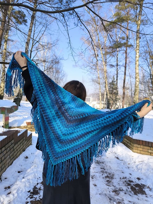 szale damskie Chusta  z frędzlami MAXCOLOR niebieska