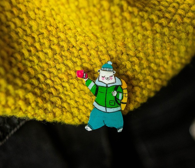 biżuteria męska Przypinka  Misio Zdzisio górski wędrowca