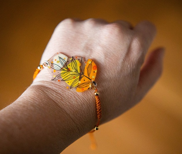 bransoletki - inne Delikatna bransoletka na sznurku z florystycznem motywem