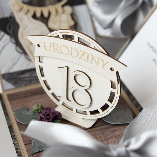 kartki scrapbooking 18 urodziny, exploding box, kartka 3d osiemnastka