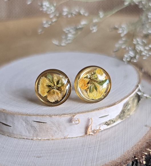 kolczyki z żywicy Wieczne kwiaty żółta gipsówka z kwiatami kolczyki złote kwiaty