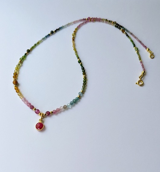 chokery Naszyjnik z rubinkiem - tęczowa rosa