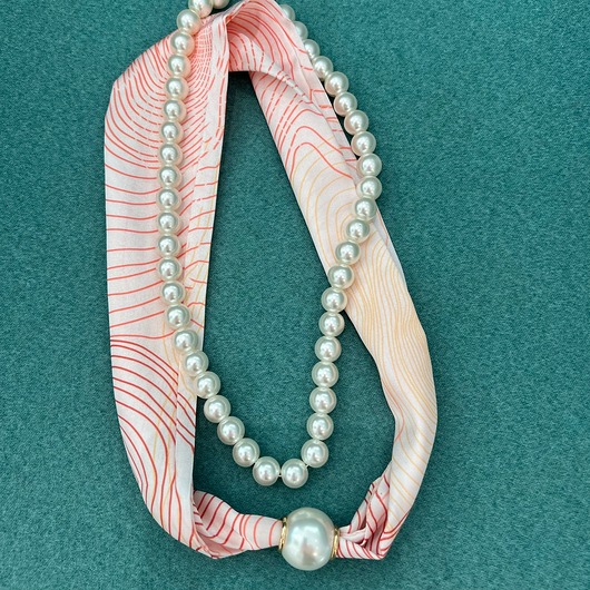 korale Naszyjnik apaszka biała z satyny i pereł imitujących naturalne