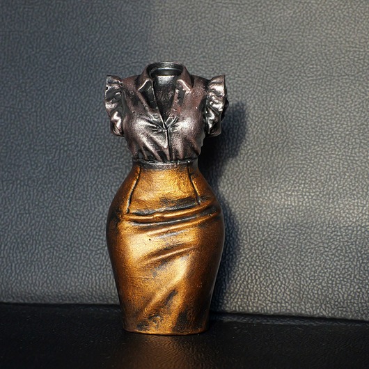 figurki i rzeźby Rzeźba kobieta w spódnicy wys. 12 cm