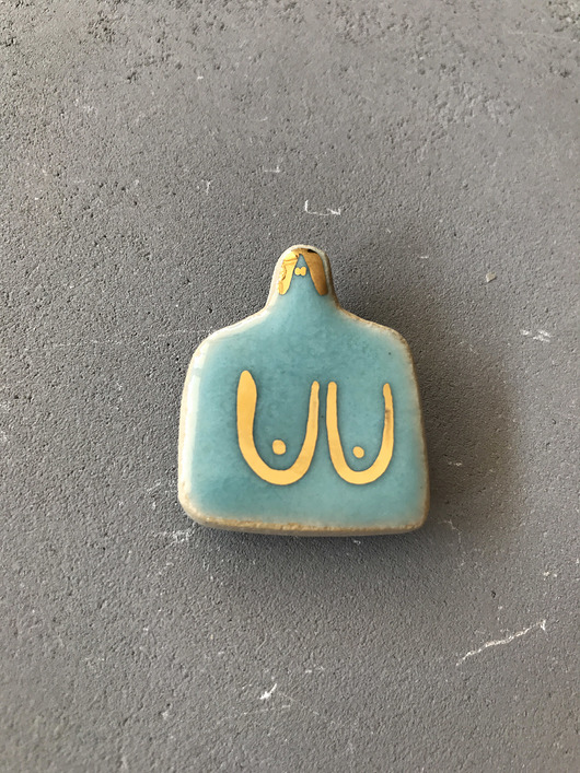 Ceramiczna broszka Pani z piersiami niebieska ELEMTHEBRAND