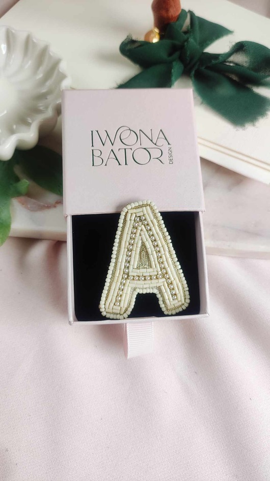 broszki Broszka litera perłowo-kremowa A