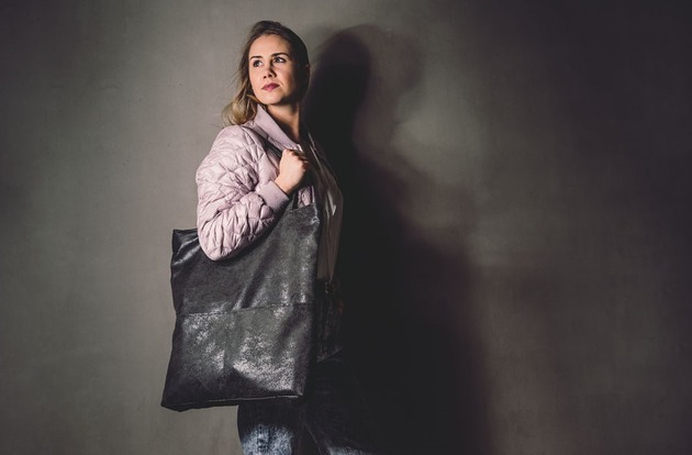 Grafitowa zamszowa torebka shopper Karolina Audycka