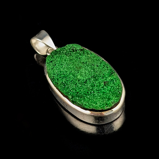 wisiory Uwarowit w soczystej zieleni