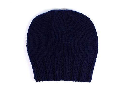 Krótka czapka granatowa unisex na drutach RękaProduction