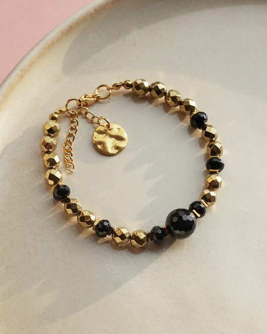 bransoletki z kamieni naturalnych Bansoletka z onyksem, hematytem i blaszką