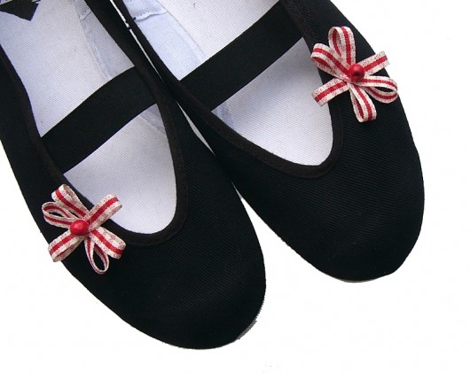 Czerwone maleństwa (buty + broszki) Czarna Biedronka