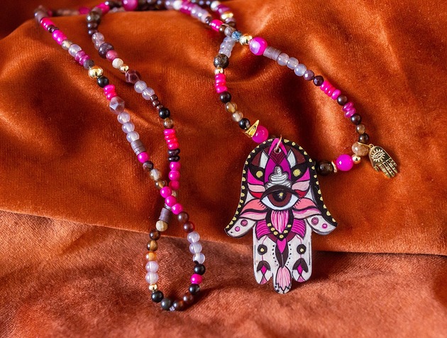 naszyjniki - inne Długi naszyjnik ręka Fatimy czekolada z malinami