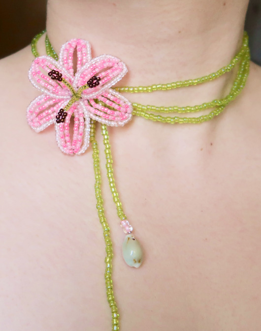 chokery Różowa lilia - naszyjnik choker z koralików