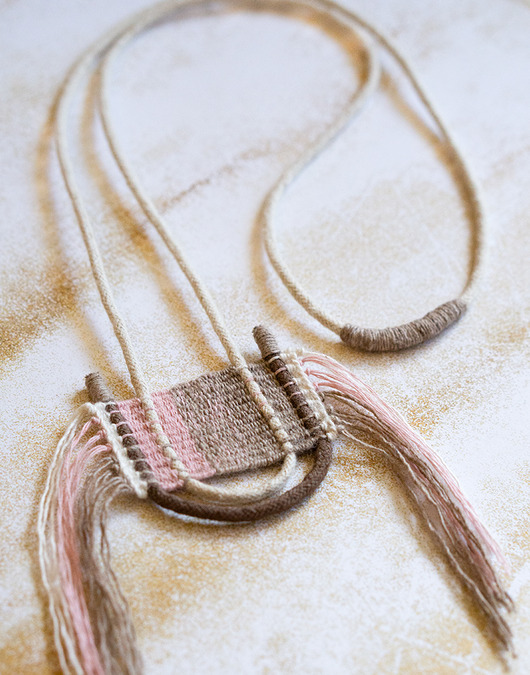 wisiory Ręcznie tkany naszyjnik w odcieniach fioletu