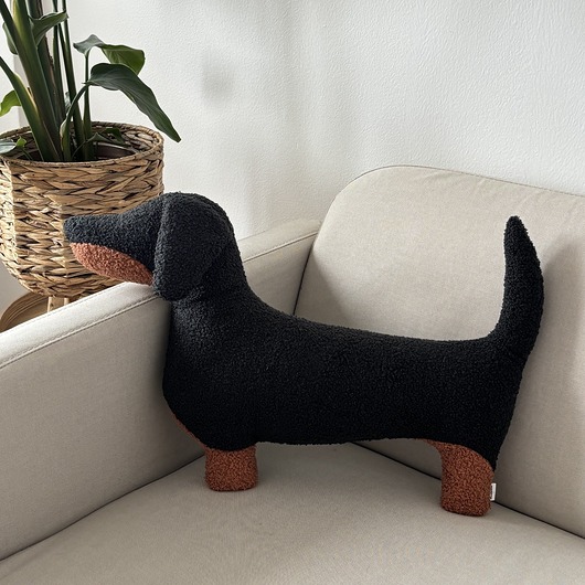 poduszki z grafiką Poduszka Pies Jamnik Czarny Podpalany Boucle