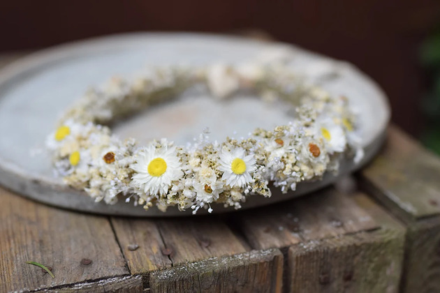 Ślubne ozdoby do włosów Wianek na głowę z stabilizowanych i suszonych  kwiatów z stokrotkami