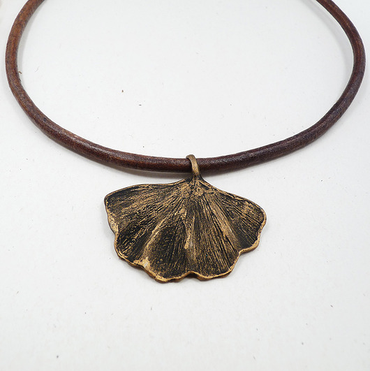 naszyjniki - inne Liść naszyjnik na rzemieniu Black