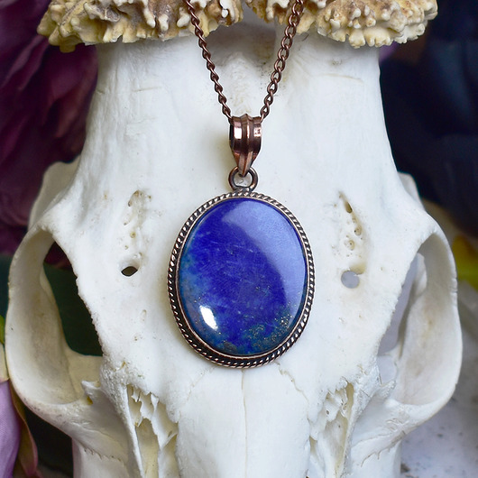 wisiory Miedziany wisiorek z Lapisem lazuli w prostej ozdobnej oprawie