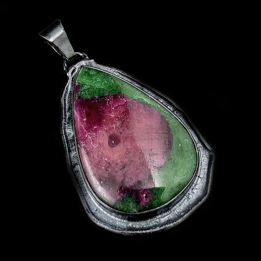 wisiory Rubin z iryzacją w zoizycie