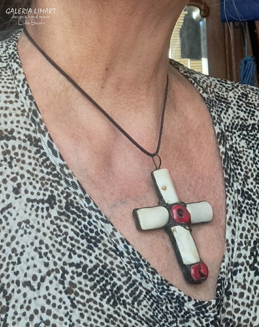 wisiory Unikatowy piękny jedyny w swoim rodzaju krzyżyk z białego prawdziwego korala