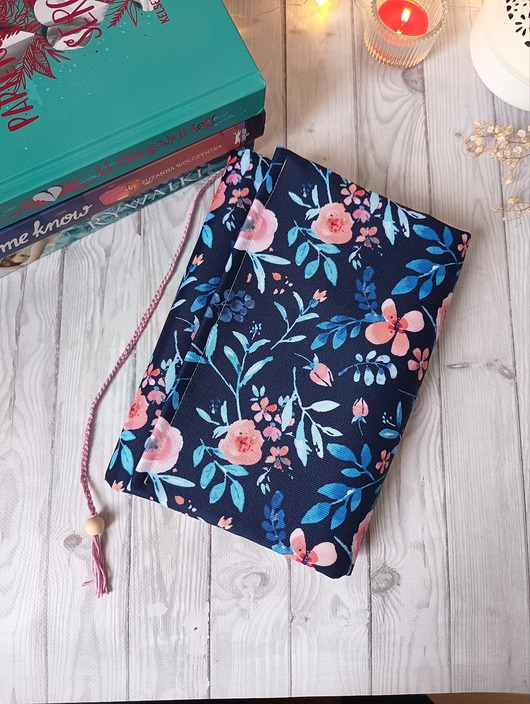 pokrowce i etui - różne Etui otulacz pokrowiec na książkę