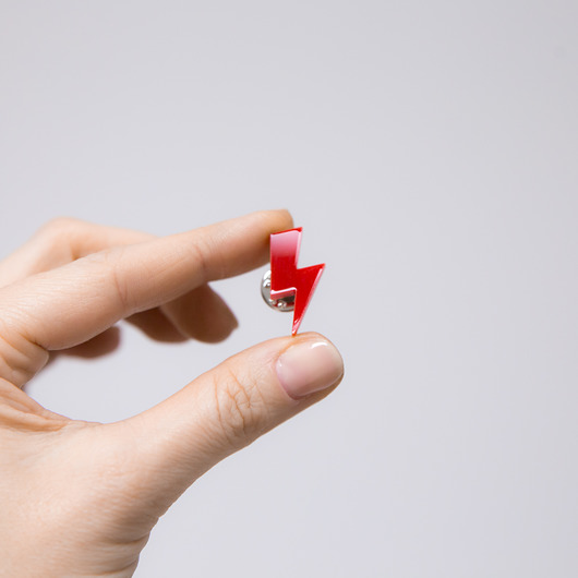 przypinki Pin czerwona błyskawica