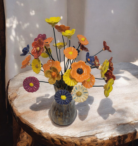 wazony Bukiet ceramicznych kwiatów w wazonie