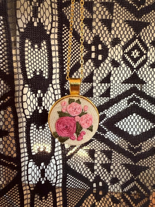 złote naszyjniki Ręcznie wyszywany naszyjnik "Różowe róże"