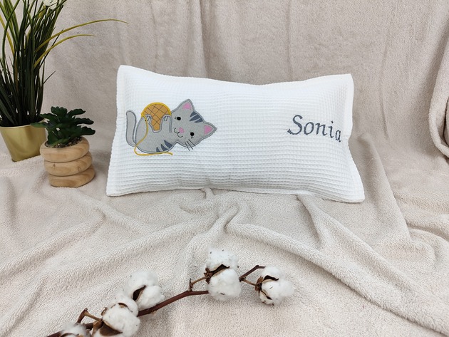 poduszki do pokoju dziecka Personalizowany prezent dla dziecka - imienna poduszka z kotkiem