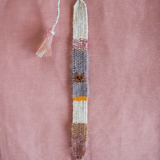 bransoletki - inne Bransoletka z nici na sznurku z haftowanym kotkiem