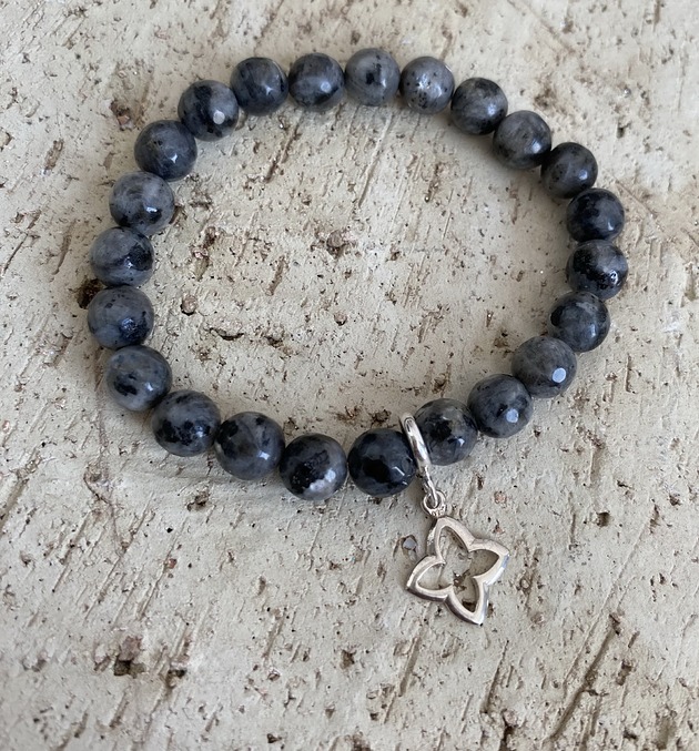 bransoletki z kamieni naturalnych Bransoletka norweski kamień księżycowy zawieszka- srebro 925 pozłacane