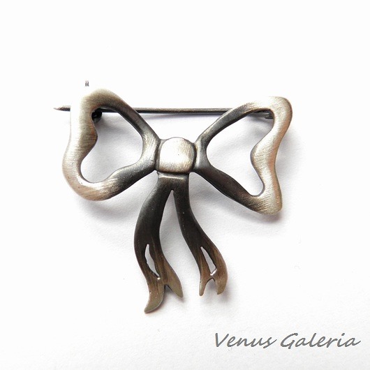 Broszka srebrna - Kokardka szara duża VENUS GALERIA