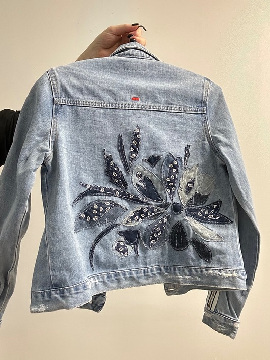 kurtki damskie Kurtka jeansowa z patchworkową aplikacją