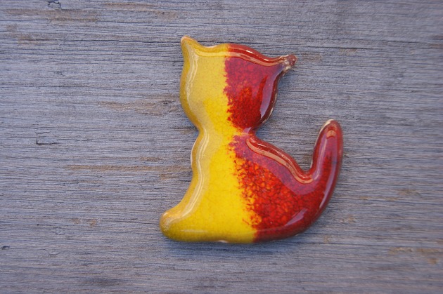 Ceramiczny magnes kot żółto-czerwony Gliniana Koniczynka
