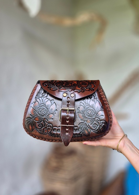 torby na ramię Torebka skórzana Folklora ciemnobrązowa kwiaty ręcznie robiona