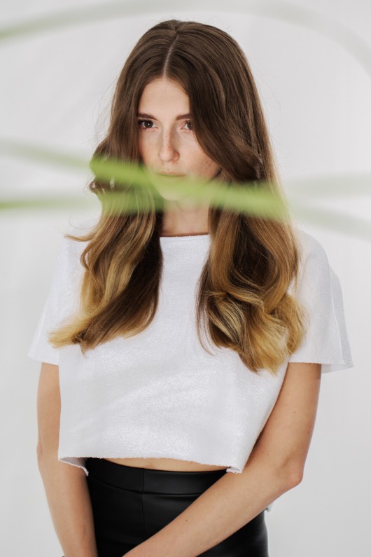 Perłowa bluza crop top Klaudyna Cerklewicz
