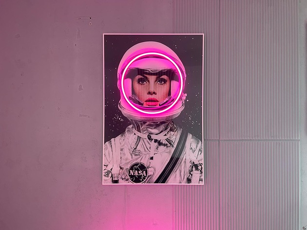 grafiki i ilustracje Retro Plakat LED Neon Astronautka w Ramie Vintage Dekoracja Ścienna