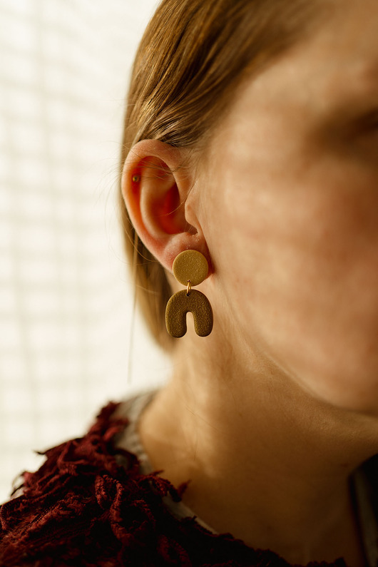 kolczyki z masy plastycznej Wiszące kolczyki sztyfty MINI z połyskiem